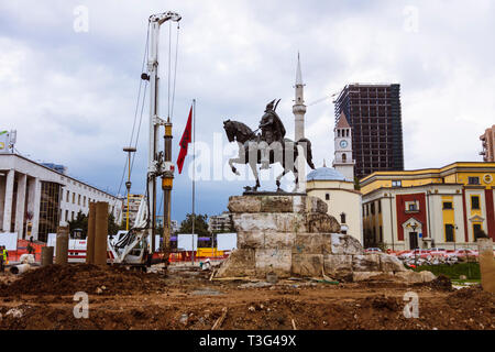 Tirana, Albanie : Monument à la place Skanderbeg Skanderbeg, lors de l'édition 2010 de travaux de construction de la modernisation et de l'européanisation par l'ex-iniciated Banque D'Images