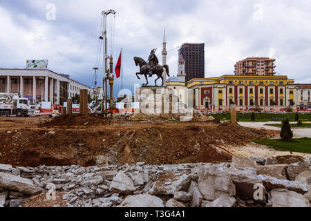 Tirana, Albanie : Monument à la place Skanderbeg Skanderbeg, lors de l'édition 2010 de travaux de construction de la modernisation et de l'européanisation par l'ex-iniciated Banque D'Images