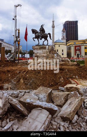 Tirana, Albanie : Monument à la place Skanderbeg Skanderbeg, lors de l'édition 2010 de travaux de construction de la modernisation et de l'européanisation par l'ex-iniciated Banque D'Images