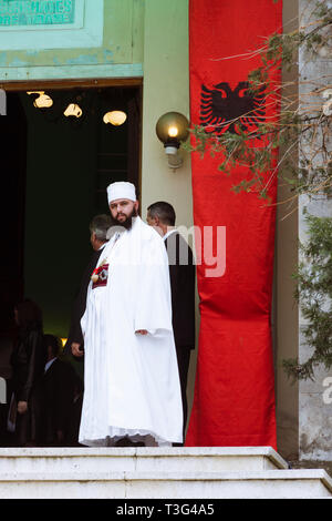 Tirana, Albanie : un leader Bektashi se tient à l'entrée de l'Organisation mondiale de la siège de la Communauté Bektashi, lors de la célébration du Novruz ou Su Banque D'Images