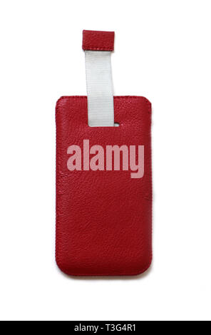 Téléphone portable en cuir rouge cas isolé sur fond blanc Banque D'Images