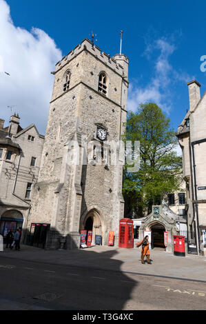 La Carfax Tower est le vestige d'un monument historique 13e siècle construit l'église St Martin dans le centre d'Oxford, en Grande-Bretagne. Il est à 74 pieds de haut et le cl Banque D'Images