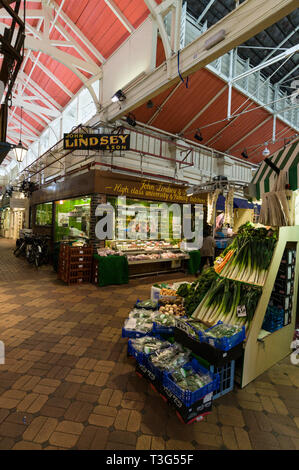 Croix d'or du marché couvert d'Oxford de petits points de vente au détail de Cornmarket Street à Oxford, Angleterre Banque D'Images