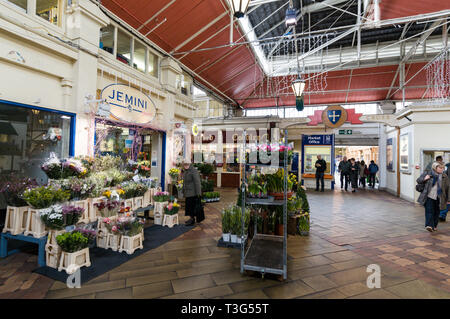 Croix d'or du marché couvert d'Oxford de petits points de vente au détail de Cornmarket Street à Oxford, Angleterre Banque D'Images