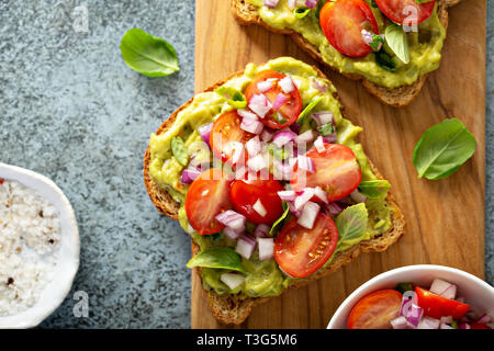 Fresh guacamole et tomates tartinade à sandwich Banque D'Images