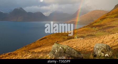 Arc-en-ciel d'hiver à Loch Scavaig, Isle of Skye Banque D'Images