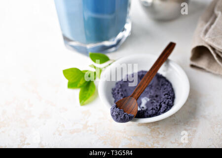 Matcha latte bleu poudre et en verre grand Banque D'Images