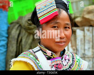 Jeune femme marché Miao (minorité ethnique chinoise) porte un traditionnel authentique, coloré et hill-tribu costume. Banque D'Images