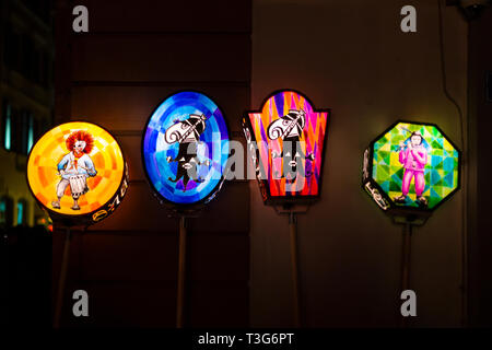 Stadthausgasse, Bâle, Suisse - Mars 11th, 2019. Close-up de quatre lumineux colorés pôle carnaval des lanternes. Banque D'Images