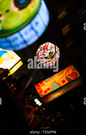 Schneidergasse, Bâle, Suisse - Mars 11th, 2019. Close-up de plusieurs lanternes colorées carnaval lumineux pole. Banque D'Images