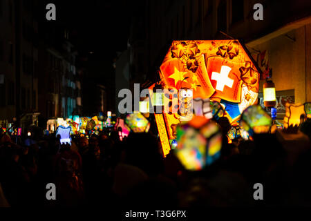 Schneidergasse, Bâle, Suisse - Mars 11th, 2019. Close-up d'un groupe carnival marchant dans la vieille ville avec leurs principaux illuminés lantern Banque D'Images