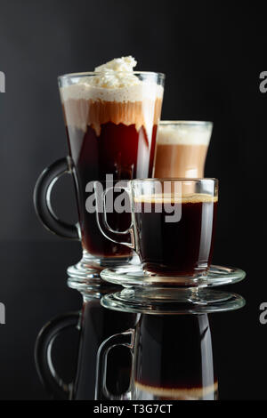 Diverses boissons café noir sur fond réfléchissant. Banque D'Images