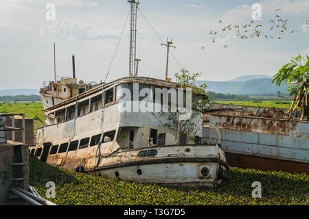 Kisumu, Kenya - 8 mars 2019 - un navire coulé à Kisumu port, qui a été dévasté et abandonné après le blocage de la navigation jacinthe Banque D'Images