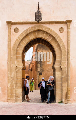 Maroc, Rabat. La Kasbah de l'Udayas, construit au xiième siècle par les Almohades, était à l'origine le nom d'al-Mahdiyya. L'homme et de la femme en vertu de l'entra Banque D'Images