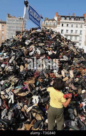 Pyamid de chaussures, Handicap International Anti-mines 24, Lyon, France Banque D'Images