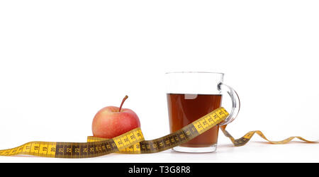 L'amaigrissement avec du thé et des fruits, une tasse de thé et un ruban à mesurer et un délicieux pomme rouge isolé sur fond blanc Banque D'Images