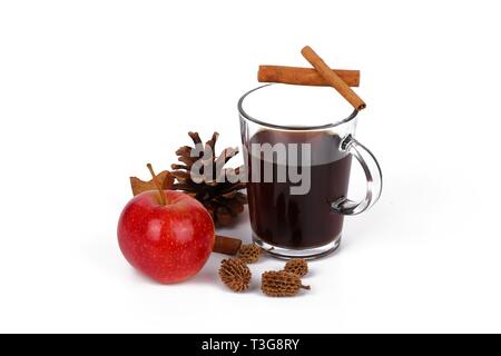 Boisson chaude d'hiver - Noël thé ou vin chaud - tasse en verre avec des épices et des fruits, thé de Noël ou vin chaud isolated on white Banque D'Images