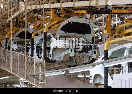 La Russie, Izhevsk - Décembre 15, 2018 : l'usine automobile Lada Izhevsk. Les corps des nouvelles voitures après peinture sur la ligne du convoyeur. Banque D'Images