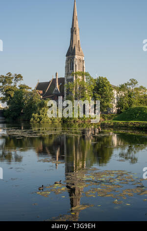 Une vue de l'église St Alban de Copenhague, souvent désigné comme l'église anglaise, de l'autre côté de la douve de la forteresse de Kastellet Banque D'Images