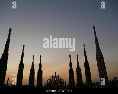 Coucher de soleil sur les toits de Milan sur la cathédrale Banque D'Images