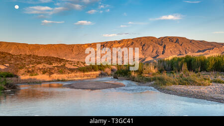 Rio Grande, de la lune sur les montagnes au Mexique en distance, voir de Talley camping, au coucher du soleil, Mariscal Canyon area, Big Bend National Park, Texas, États-Unis Banque D'Images