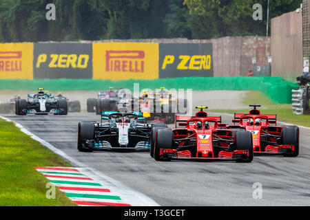 Monza/Italie - # 7 Kimi Raikkonen, # 5 et # 44 Sebastian Vettel Lewis Hamilton arrive à Roggia chicane pendant le tour d'ouverture du GP d'Italie Banque D'Images