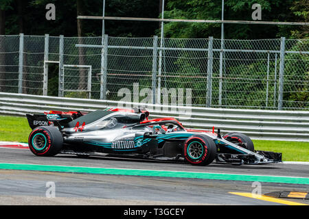 Monza/Italie - # 44 # 5 Lewis Hamilton et Sebastian Vettel touch tandis que l'allemand tente une chicane à dépasser Roggia Banque D'Images