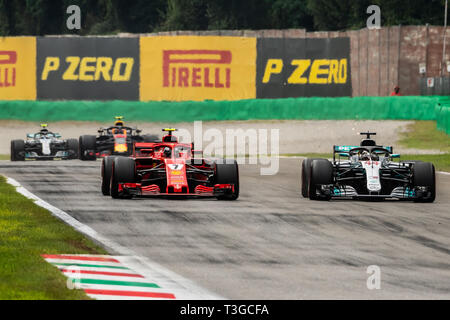 Monza/Italie - # 7 Kimi Raikkonen et Lewis Hamilton # 44 lutte pour la position au cours de la chicane de l'approche de Roggia GP Italien Banque D'Images