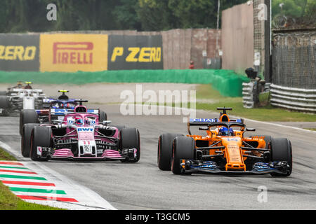 Monza/Italie - # 14 Fernando Alosno dépassements # 11 Sergio Perez à Roggia chicane pendant le Grand Prix d'Italie Banque D'Images