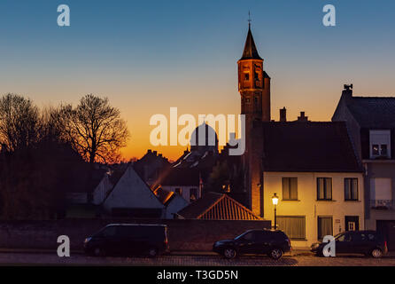 Bruges dans l'obscurité. Nuit paysage urbain de la ville de Bruges avec Guilde des Arbalétriers Saint-georges de Saint Sébastien et le Couvent Anglais dome silhouettes. Banque D'Images