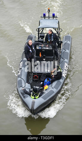 Londres, Royaume-Uni. 7 avril, 2019. La course de bateau annuelle entre Oxford et Cambridge University avec les équipes de sécurité de la police patrouille dans la rivière. Banque D'Images