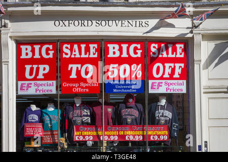 Signes de vente lumineux dans la fenêtre de la boutique de souvenirs d'Oxford Banque D'Images