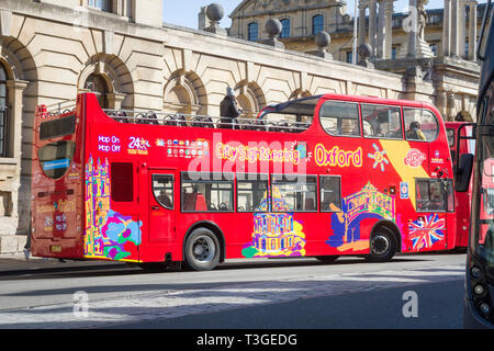 La visite de la ville en bus de tournée dans High Street, Oxford Banque D'Images