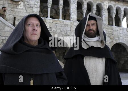 Le nom de la Rose séries télé 2019 Italie / Allemagne Réalisateur : Giacomo Battiato Michael Emerson, Rupert Everett Banque D'Images