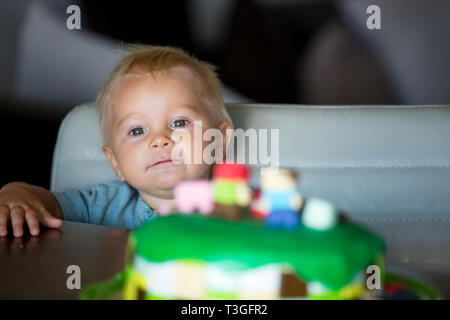 Petit bébé garçon, célèbre son premier anniversaire, avoir private clinic at home Banque D'Images