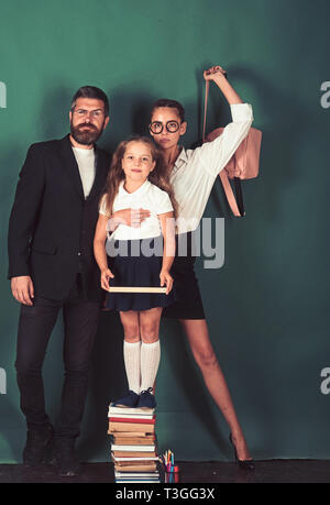 Les gens à la connaissance et à l'éducation à l'école - happy student girl et jeune femme avec réserve en bibliothèque près de l'homme enseignant Banque D'Images