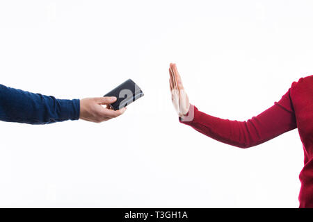 Un homme tenant la main porte-monnaie et rejet de main de femme à recevoir de l'argent sur fond blanc. Mettre fin à la corruption conceptuel. Rejeter la corruption concept. Banque D'Images