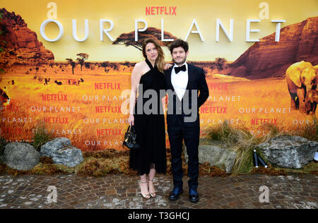 Zoe Grisedale et Iwan rj management assistant à la première mondiale de notre planète de Netflix, tenue au Musée d'Histoire Naturelle de Londres. Banque D'Images