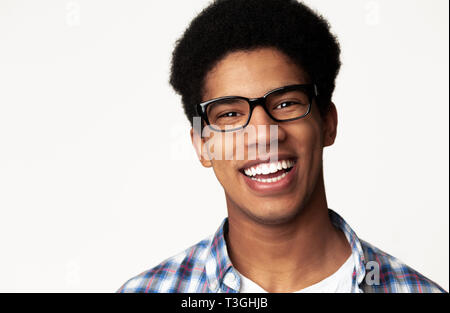 Portrait of student wearing glasses, fond clair Banque D'Images