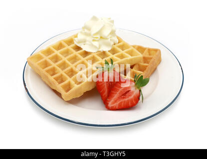 Gaufres Belges garnie de fraises et crème fouettée sur un plateau isolé sur fond blanc Banque D'Images