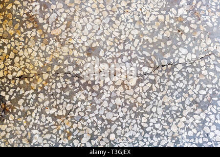 Résumé fond. Surface en béton, avec une fente au milieu. Le concept du mariage dans la construction. Banque D'Images