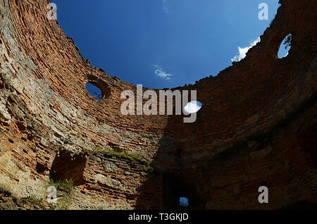 Les murs de pierre de l'ancien château sur un fond de ciel bleu et le paysage de printemps Banque D'Images