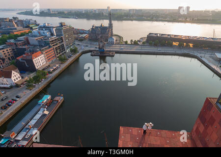 Paysage urbain de la ville belge d'Anvers et vue d'Erasmusbrug vu de MAS Museum, Museum aan de Stroom Banque D'Images