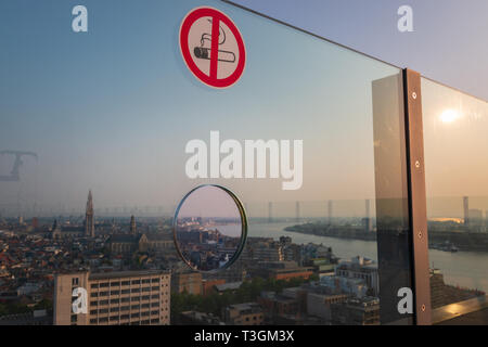 Paysage urbain de la ville belge d'Anvers vue à travers un trou dans un verre Banque D'Images