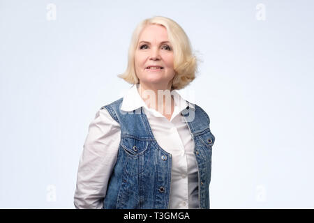 Smiling senior european blonde woman looking at camera. Banque D'Images