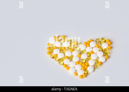 Coeur composé de différents médicaments. Isolé sur fond blanc. Banque D'Images