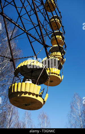 Grande roue dans la ville fantôme de Pripyat à l'intérieur de la zone d'exclusion de Tchernobyl, en Ukraine, en avril 2019. Une fois qu'une ville modèle dans l'Union soviétique, Pripyat Banque D'Images