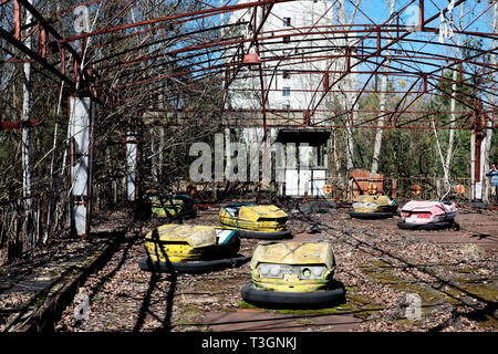 Dans les scooters Auto ville fantôme de Pripyat à l'intérieur de la zone d'exclusion de Tchernobyl, en Ukraine, en avril 2019. Une fois qu'une ville modèle dans l'Union soviétique, Pripyat Banque D'Images