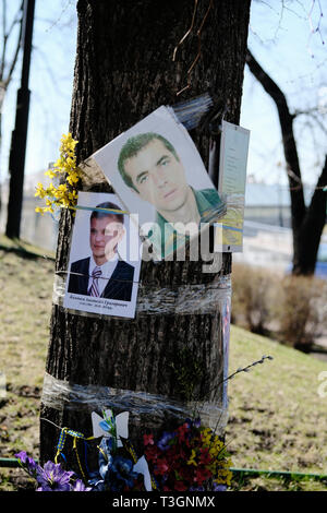 Monument de fortune pour commémorer les victimes des manifestations à Maidan Nezalezhnosti Maidan (carré) dans le centre de Kiev, 2019. À la suite des émeutes du 20 Banque D'Images