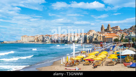 Cefalu, Sicile - 24 septembre 2018 : Paysage avec plage et ville médiévale, l'île de Sicile Cefalu, Italie Banque D'Images